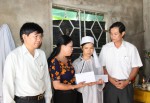 Đoàn trao tiền hỗ trợ cho gia đình nạn nhân