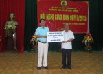 Đồng chí Trương Văn Minh, trưởng khối thi đua CĐCS trực thuộc thay mặt khối thi đua tặng quà cho cán bộ, chiến sỹ đảo Cồn Cỏ