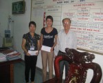 Đ/c Nguyễn Thanh Bình - Chủ tịch Công đoàn Giáo dục tỉnh trao quà hỗ trợ cho giáo viên có hoàn cảnh khó khăn