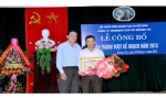 Đ/c Nguyễn Đức Thịnh – Phó chủ tịch  Công đoàn Cao su Việt Nam trao bằng khen và tiền thưởng cho Công đoàn Công ty TNHH MTV Cao su Quảng Trị