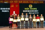 Đồng chí Nguyễn Thế Lập, Chủ tịch LĐLĐ tỉnh tặng bằng khen cho các tập thể có thành tích trong năm 2015