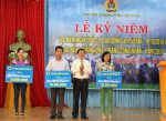 Đồng chí Nguyễn Thế Lập, TUV, Chủ tịch LĐLĐ tỉnh Quảng Trị trao tượng trưng 3 nhà Mái ấm công đoàn cho CNLĐ