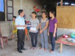Đ/c Nguyễn Thế Lập - Chủ tịch LĐLĐ tỉnh trao quà cho gia đình ngư dân có hoàn cảnh khó khăn