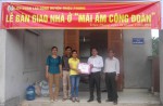 Đồng chí Nguyễn Duy Ninh -   Chủ tịch LĐLĐ huyện tặng quà cho gia đình chị Lê Nguyễn Thụy Châu - đoàn viên Công đoàn cơ sở Trường THCS Triệu Long