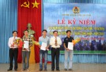 Đ/c Nguyễn Thế Lập - Chủ tịch LĐLĐ tỉnh tặng hoa chúc mừng các CĐCS mới thành lập thuộc LĐLĐ huyện Triệu Phong