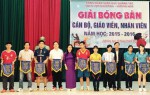 Cô giáo Nguyễn Thị Khuyên tặng cờ lưu niệm cho các VĐV tham gia giải Bóng bàn cán bộ, giáo viên, nhân viên Cụm CĐCS Đakrông- Hướng Hóa