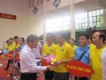 Đ/c Nguyễn Xuân Trà – Chủ tịch CĐ Viên chức tỉnh tặng hoa cho các vận động viên (Giải cầu lông CNVCLĐ, CĐCS BHXH tỉnh)