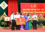 Đ/C Nguyễn Thế Lập, Chủ tịch LĐLĐ tỉnh Quảng Trị  (bên phải) trao Cờ thi đua cho CĐCS nhà trường