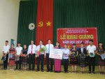 Đ/c Nguyễn Đăng Bảo, Phó Chủ tịch thường trực LĐLĐ tỉnh trao quà cho các em học sinh