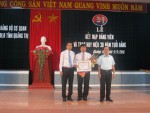 Đ/C Nguyễn Thế Lập và đ/c Nguyễn Đăng Bảo trao Huy hiệu 30 năm tuổi Đảng cho đ/c Trần Văn Tuyến