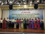 Giáo viên Ngô Thị Hương Lan (thứ 4 từ phải qua) nhận giải Nhất cuộc thi dạy học theo chủ đề tích hợp dành cho giáo viên Trung học, năm học 2015 - 2016 do Bộ GD&ĐT tổ chức