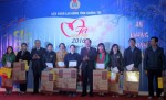 Các đồng chí lãnh đạo tỉnh trao quà cho CNLĐ trong dịp Tết Sum vầy năm 2016