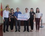 Lãnh đạo LĐLĐ tỉnh Quảng Trị nhận quà hỗ trợ của lãnh đạo LĐLĐ tỉnh Quảng Ninh
