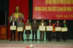 Đ/c Nguyễn Trung Hải-Chủ tịch CĐCS Văn phòng Tỉnh uỷ trao Giấy khen cho các cá nhân có thành tích xuất sắc trong hoạt động công đoàn năm 2015