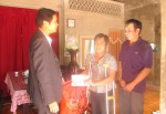 Đồng chí Nguyễn Đăng Bảo, Phó Chủ tịch Thường trực LĐLĐ tỉnh trao quà Tết cho công nhân Trần Văn Luơng