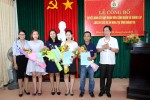 Lãnh đạo Sở Ngoại vụ tặng hoa chúc mừng cho đại diện BCH CĐCS thành viên các Dự án NGOS tại tỉnh Quảng Trị