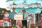 Đồng chí Nguyễn Đăng Bảo, Phó Chủ tịch Thường trực LĐLĐ tỉnh (bên trái) nhận biểu trưng 200 triệu đồng từ Công đoàn Cao su Việt Nam