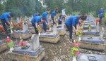 Đoàn viên thanh niên Chi đoàn cơ quan LĐLĐ tỉnh thắp hương các anh hùng liệt sỹ tại Nghĩa trang quốc gia Đường 9