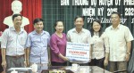 Đồng chí Nguyễn Thị Thu Hồng, Phó Chủ tịch Tổng LĐLĐ Việt Nam trao hỗ trợ của các đơn vị cho các gia đình chính sách