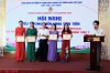 Đồng chí Đỗ Văn Hùng, Bí thư Đảng ủy-Giám đốc Sở Y tế trao tặng Giấy khen của Sở Y tế cho các tập thể, cá nhân có thành tích xuất sắc