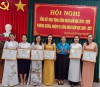 Phó Chủ tịch LĐLĐ tỉnh Nguyễn Thị Thu Hà trao bằng khen cho các tập thể có thành tích xuất sắc