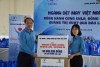 Tập đoàn và Công đoàn Dệt may Việt Nam tặng quà cho CNLĐ vùng lũ huyện Hải Lăng