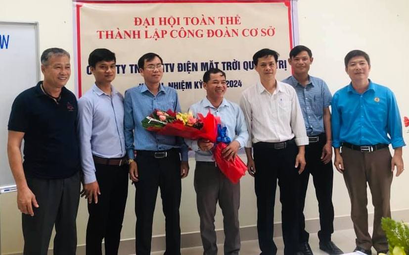 Đ/C Cổ Thế chung - Chủ tịch LĐLĐ huyện Gio Linh tặng hoa cho BCHCĐCS Công ty TNHH MTV Điện mặt trời Quảng Trị