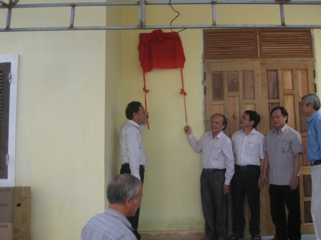Bộ trưởng Bộ Giáo dục và Đào tạo Phạm Vũ Luận kéo băng khánh thành nhà "Mái ấm Công đoàn" cho cô giáo Hà Thị Thảo