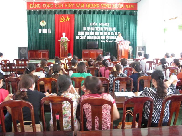Đ/c Nguyễn Quang Thiềm - UVTV, Trưởng ban Tuyên giáo Thành ủy Đông Hà tuyên truyền, quán triệt Nghị quyết Hội nghị Trung ương 7 (khóa XI) tại Hội nghị