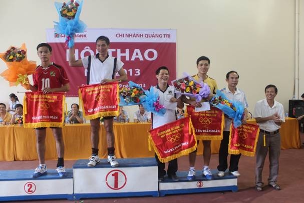 Đồng chí Hồ Sỹ Trọng - Tỉnh ủy viên, Giám đốc Ngân hàng Nhà nước Quảng Trị (thứ nhất bên phải sang) tặng cờ cho các đội đạt giải cao