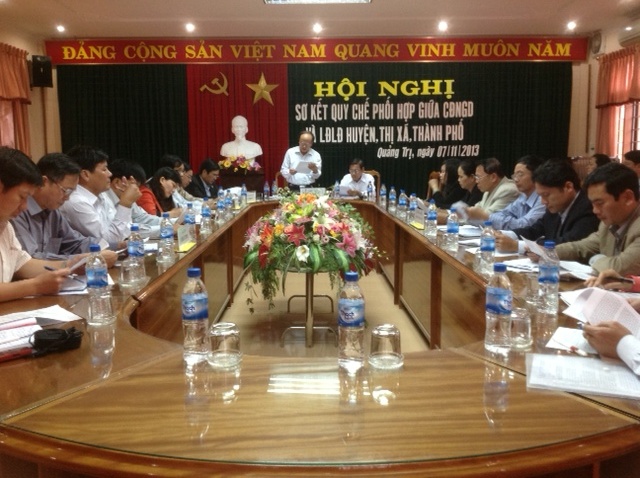 Đồng chí Nguyễn Thanh Bình - Chủ tịch Công đoàn ngành Giáo dục tỉnh trình bày báo cáo sơ kết công tác phối hợp giữa công đoàn ngành giáo dục với LĐLĐ các huyện, thị xã, thành phố tại hội nghị
