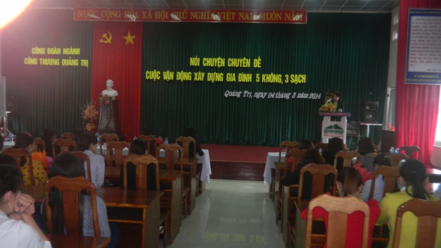 Đồng chí Nguyễn Thị Thu Thanh - Phó Chủ tịch Hội LHPN tỉnh nói chuyện tại buổi tọa đàm