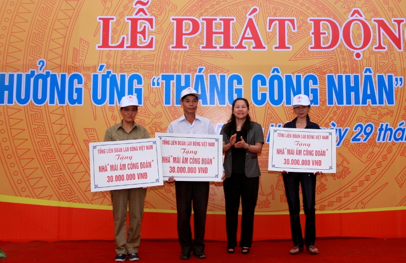 Đồng chí Nguyễn Thị Thu Hồng, Phó Chủ tịch Tổng Liên đoàn trao tặng “Mái ấm công đoàn” cho CNLĐ khó khăn