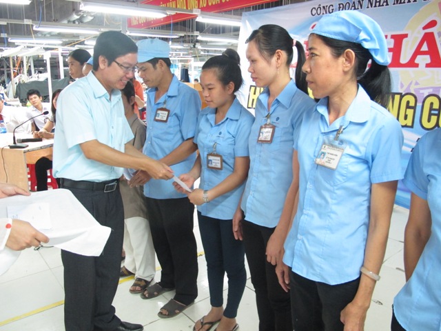 Đồng chí Nguyễn Thế Lập – Chủ tịch LĐLĐ tỉnh Quảng Trị trao quà hỗ trợ cho CNLĐ Nhà máy may Gilimex – PPJ Quảng Trị.