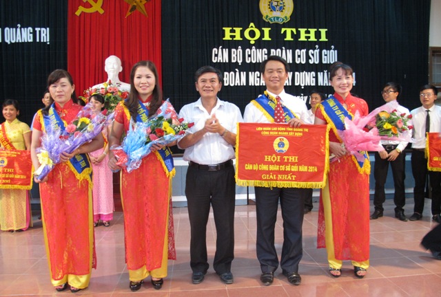 Đồng chí Trần Văn Bến, Chủ tịch LĐLĐ tỉnh trao giải nhất cho đội CĐCS Công ty CP Gạch ngói