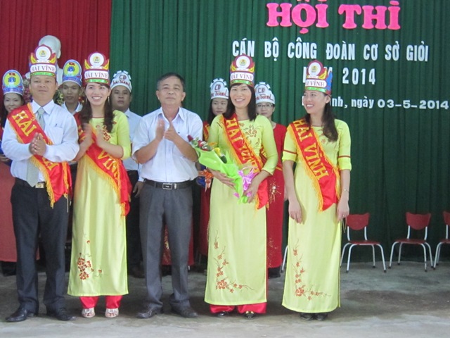 Đ/c Lê Quang Cường, Chủ tịch LĐLĐ huyện trao giải nhất cho đội CĐCS Hải Vĩnh