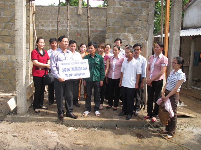 Đại diện lãnh đạo Công đoàn Công ty Cổ phần Cao su Đồng Phú (tỉnh Bình Phước) trao tặng nhà ở Mái ấm Công đoàn cho công nhân Công ty Cao su Quảng Trị