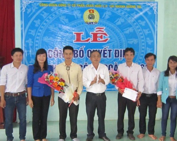 Lãnh đạo LĐLĐ tỉnh và LĐLĐ huyện Hải Lăng tặng hoa chúc mừng Ban Chấp hành Công đoàn lâm thời