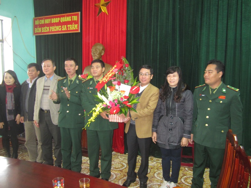 Đ/c Nguyễn Thế Lập cùng đoàn công tác tặng hoa cho chiến sỹ Đồn Biên phòng