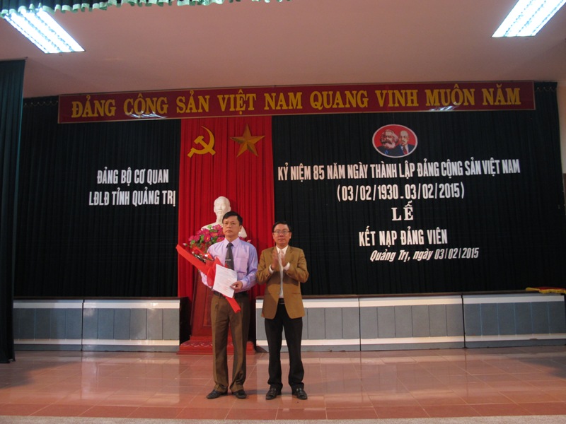 Đ/c Nguyễn Thế Lập, Bí thư Đảng ủy, Chủ tịch LĐLĐ tỉnh trao Quyết định kết nạp Đảng cho đảng viên