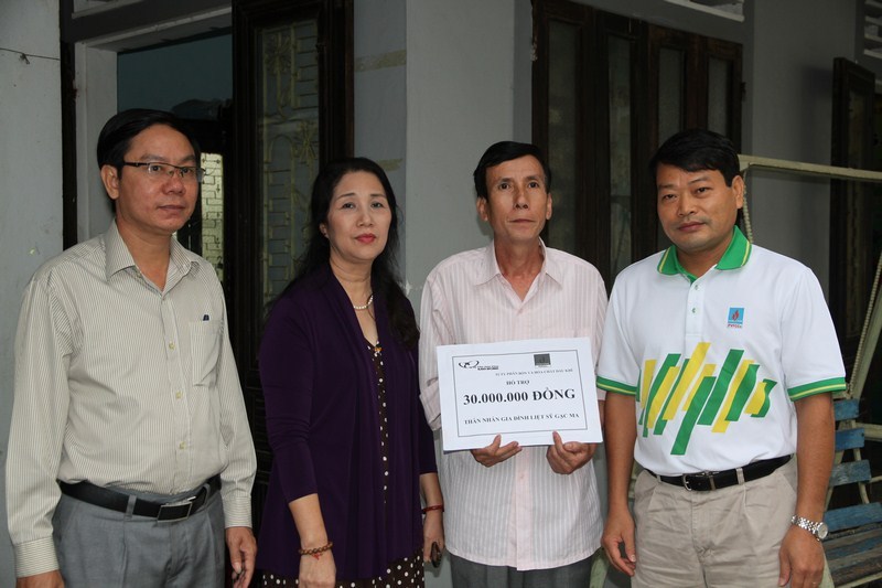 Quỹ TTXH Tấm lòng vàng Lao động, LĐLĐ tỉnh Quảng Trị cùng đại diện của TCty PVFcoo trao tặng 30 triệu đồng đến gia đình cựu binh Trần Thiện Phụng.