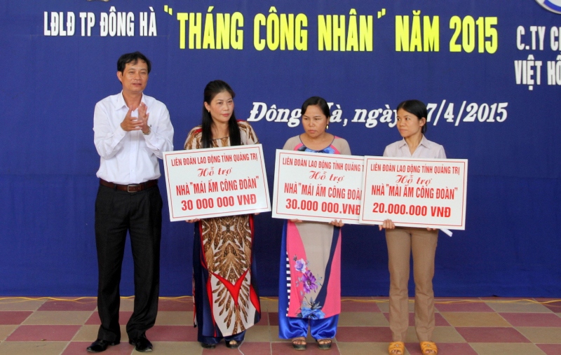 Đc Nguyễn Đăng Bảo – Phó Chủ tịch Thường trực LĐLĐ tỉnh Quảng Trị trao tặng nhà ở Mái ấm Công đoàn cho các CNVC-LĐ có hoàn cảnh khó khăn.