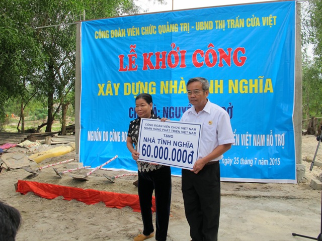 Đ/c Nguyễn Xuân Trà - Chủ tịch Công đoàn Viên chức tỉnh trao số tiền hỗ trợ xây dựng nhà tình nghĩa cho bà Nguyễn Thị Sở