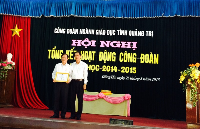 Đ/c Nguyễn Đăng Bảo, Phó Chủ tịch thường trực LĐLĐ tỉnh trao Kỷ niệm chương Vì sự nghiệp xây dựng tổ chức Công đoàn cho đ/c Hoàng Đức Thắm, Giám đốc Sở GD&ĐT