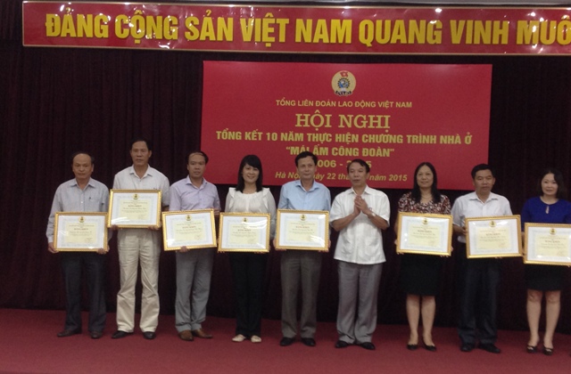 Tổng LĐLĐ Việt Nam tặng bằng khen cho tập thể có thành tích xuất sắc trong thực hiện Chương trình nhà ở “Mái ấm công đoàn” giai đoạn 2006 – 2015