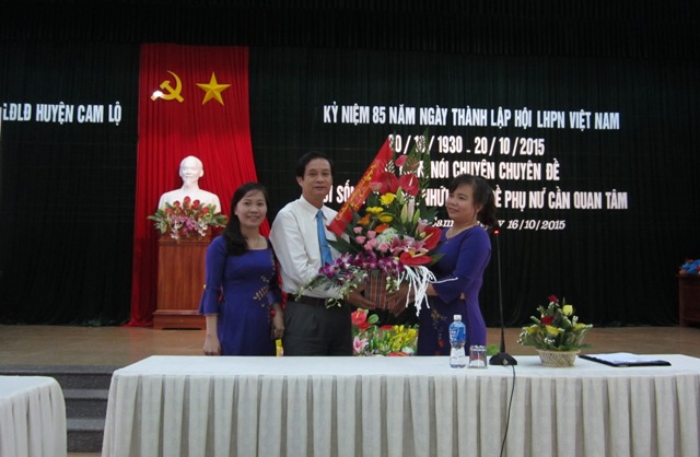 Đ/c Nguyễn Đăng Bảo - PCTTT LĐLĐ tỉnh tặng hoa chúc mừng nữ cán bộ, CNVCLĐ huyện Cam Lộ