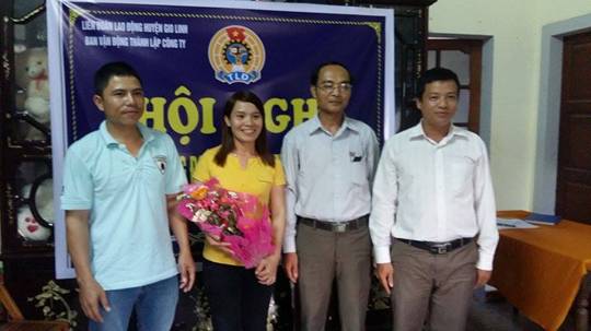 Đ/c Lê Hùng Vương - Phó Chủ tịch LĐLĐ huyện Gio Linh tặng hoa chúc mừng Ban Chấp hành Công đoàn lâm thời Công ty