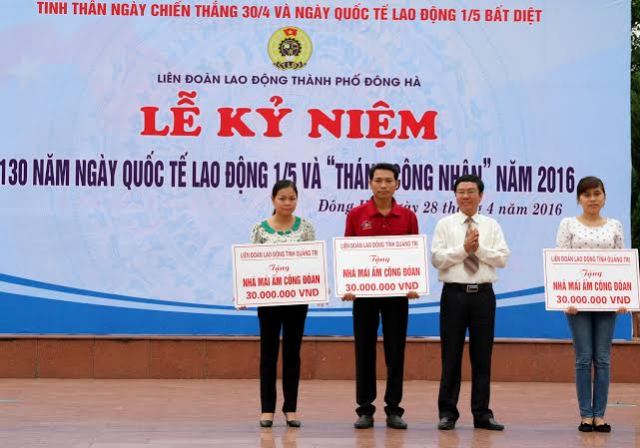 Đồng chí Nguyễn Thế Lập - Chủ tịch LĐLĐ tỉnh trao tặng tượng trưng 3 nhà  Mái ấm công đoàn cho CNLĐ