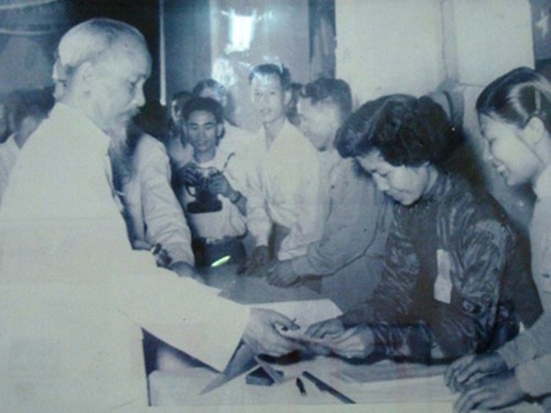 Chủ tịch Hồ Chí Minh nhận lá phiếu bầu cử Quốc hội và Hội đồng nhân dân khóa II ngày 8-5-1960