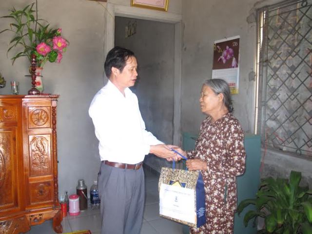 Đ/c Nguyễn Đăng Bảo - PCTTT LĐLĐ tỉnh thăm và tặng quà cho gia đình bà Lê Thị Thủ, vợ liệt sỹ.